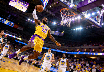 NBA季后赛湖人vs勇士精彩瞬间，詹姆斯暴扣