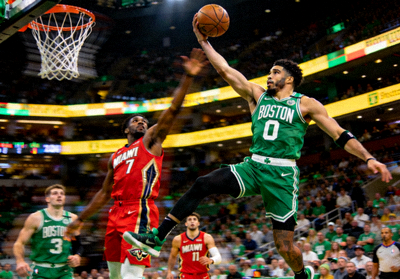 NBA季后赛凯尔特人对阵雄鹿，塔图姆上篮